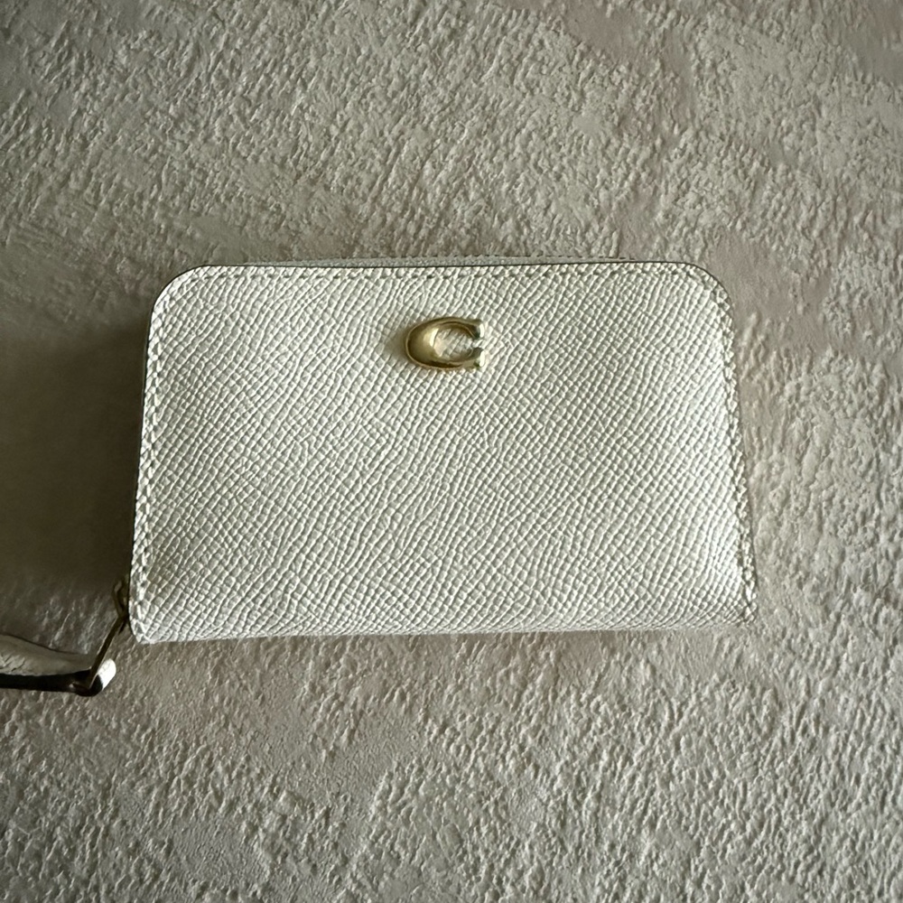 Coach Essential Small Zip Around Card Case